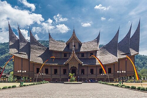 Jati Diri Lelaki Minang: Menakar Relasi Sistem Matrilineal dan Tradisi Merantau