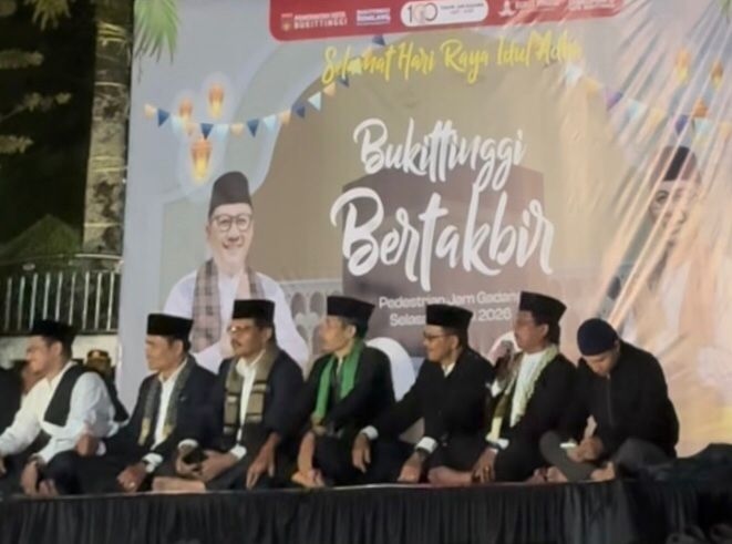 Gema Takbir Berkumandang, Ratusan Warga Padati Pelataran Jam Gadang Sambut Idul Adha 1447 H