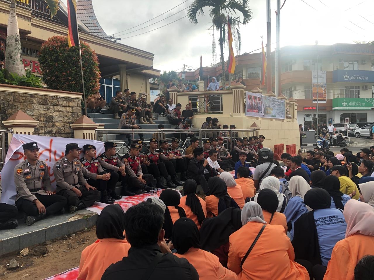 Temui Massa Aksi, Pimpinan DPRD Bukittinggi Pastikan Tuntutan Diteruskan ke Pusat