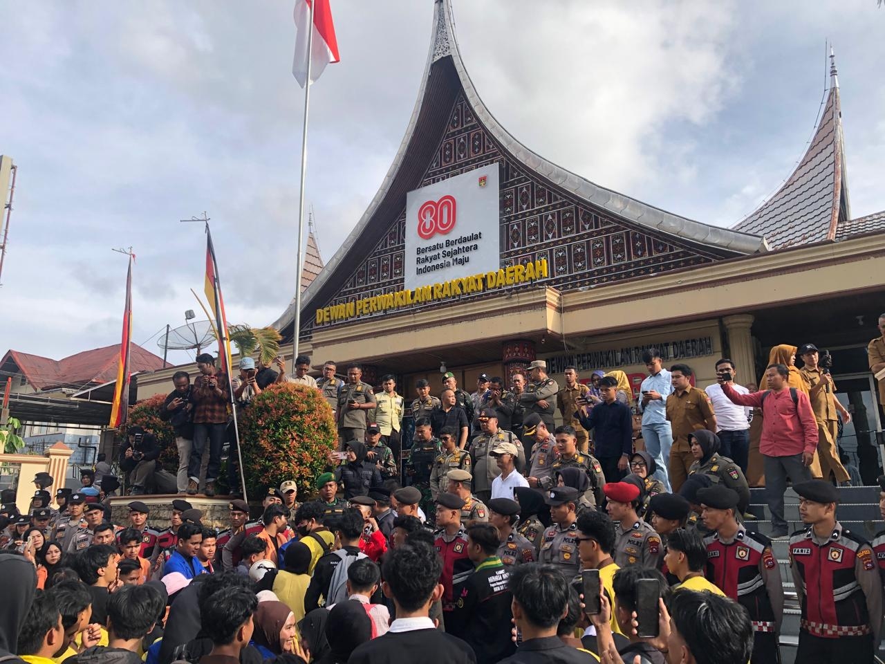 Ratusan Mahasiswa se-Bukittinggi Turun ke Jalan, Soroti Kenaikan BBM hingga Anjloknya Rupiah