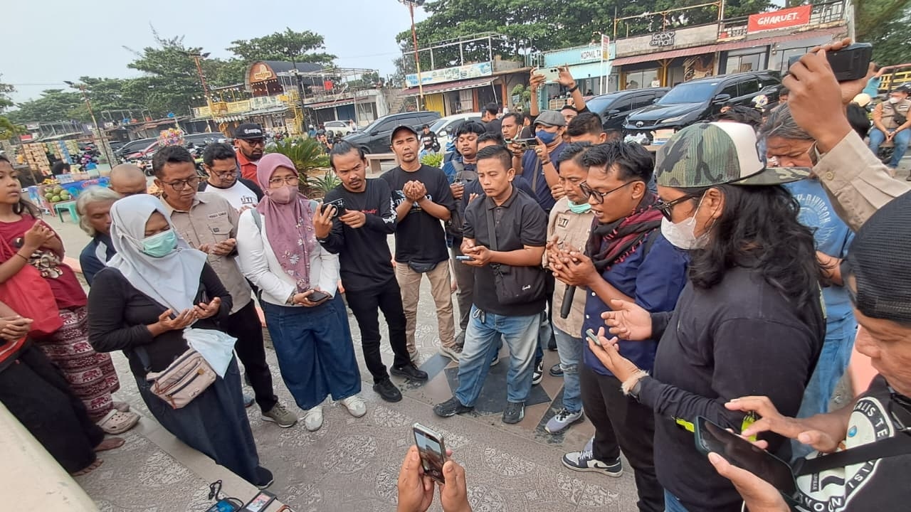   Doa dari Ranah Minang, Insan Pers Sumbar Gelar Solidaritas untuk 5 Jurnalis Hilang di Selat Sunda