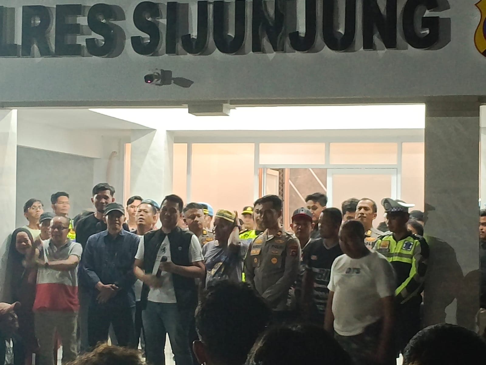 Buntut Pemberitaan Tambang Tak Berimbang, Ribuan Warga Geruduk Mapolres Sijunjung