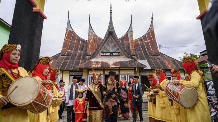 Batagak Pangulu: Simbol Kepemimpinan Adat Minangkabau yang Tetap Hidup di Tengah Modernisasi