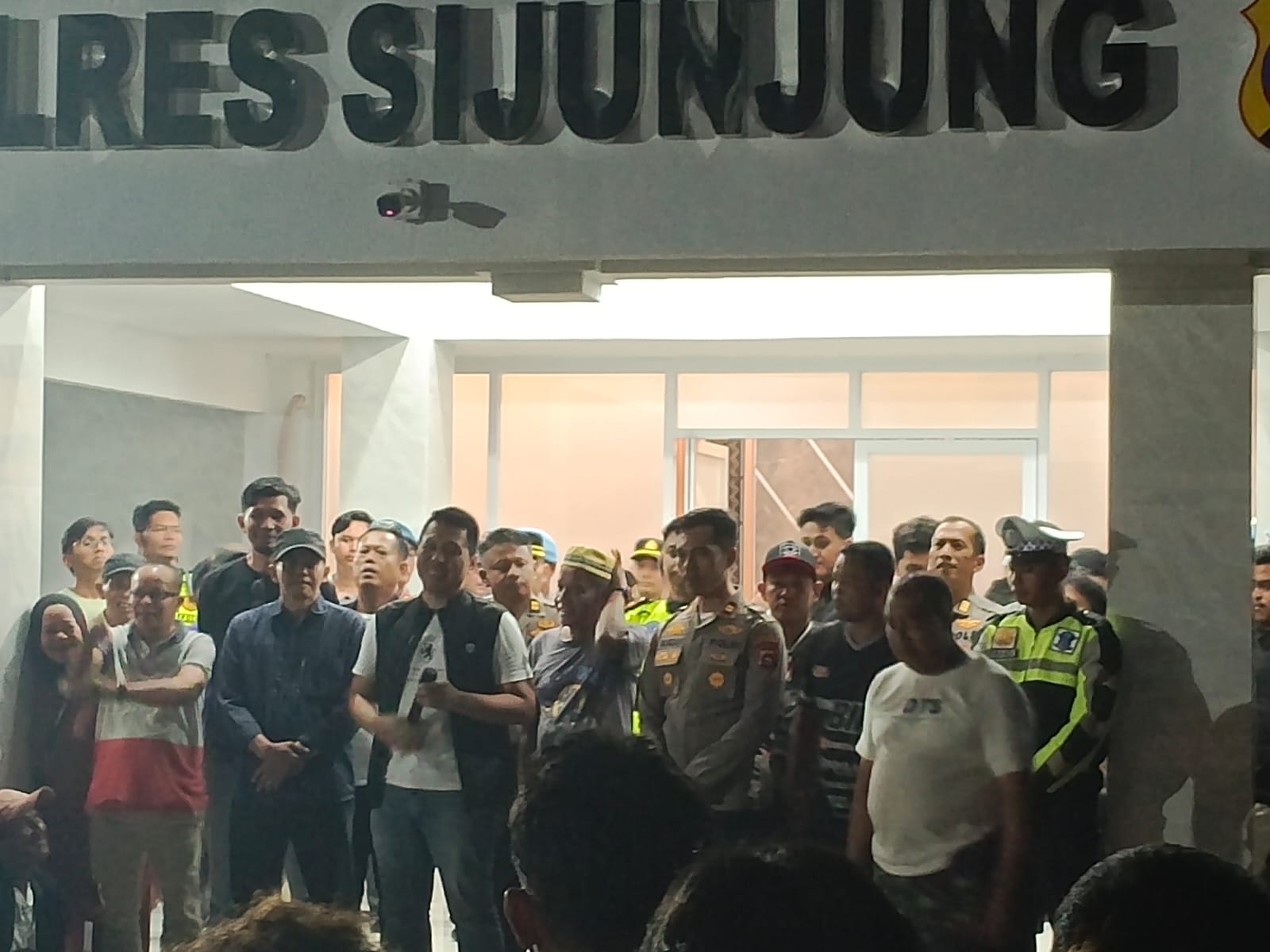 Buntut Pemberitaan Tambang Tak Berimbang, Ribuan Warga Geruduk Mapolres Sijunjung