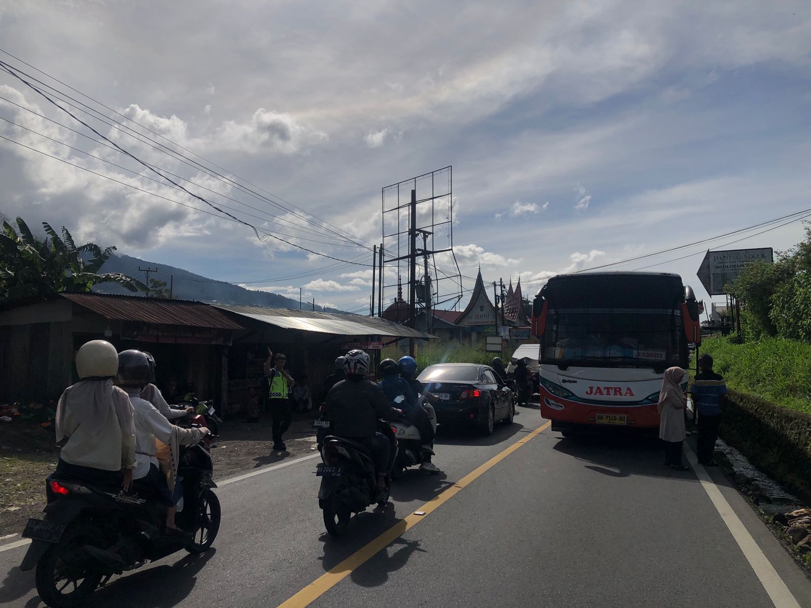 Jalan Lintas Padang-Bukittinggi Macet Parah, Ini Penyebabnya!