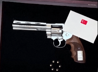 Tak Semua Bisa Membawa Pulang, Erdogan Hadiahi Pemimpin NATO Senjata Revolver Gumuşay dan Amunisi Aktif