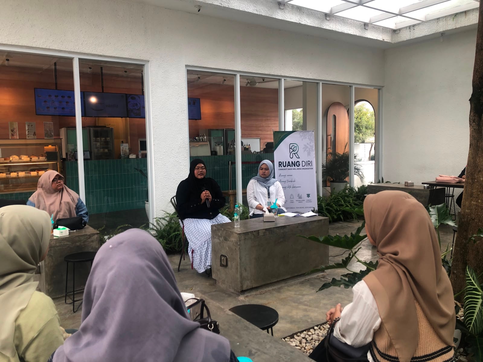 Komunitas Kesehatan Mental Ruang Diri Edukasi Warga Bukittinggi: sebuah Ruang Cerita Tentang Luka, Bertahan, dan Harapan