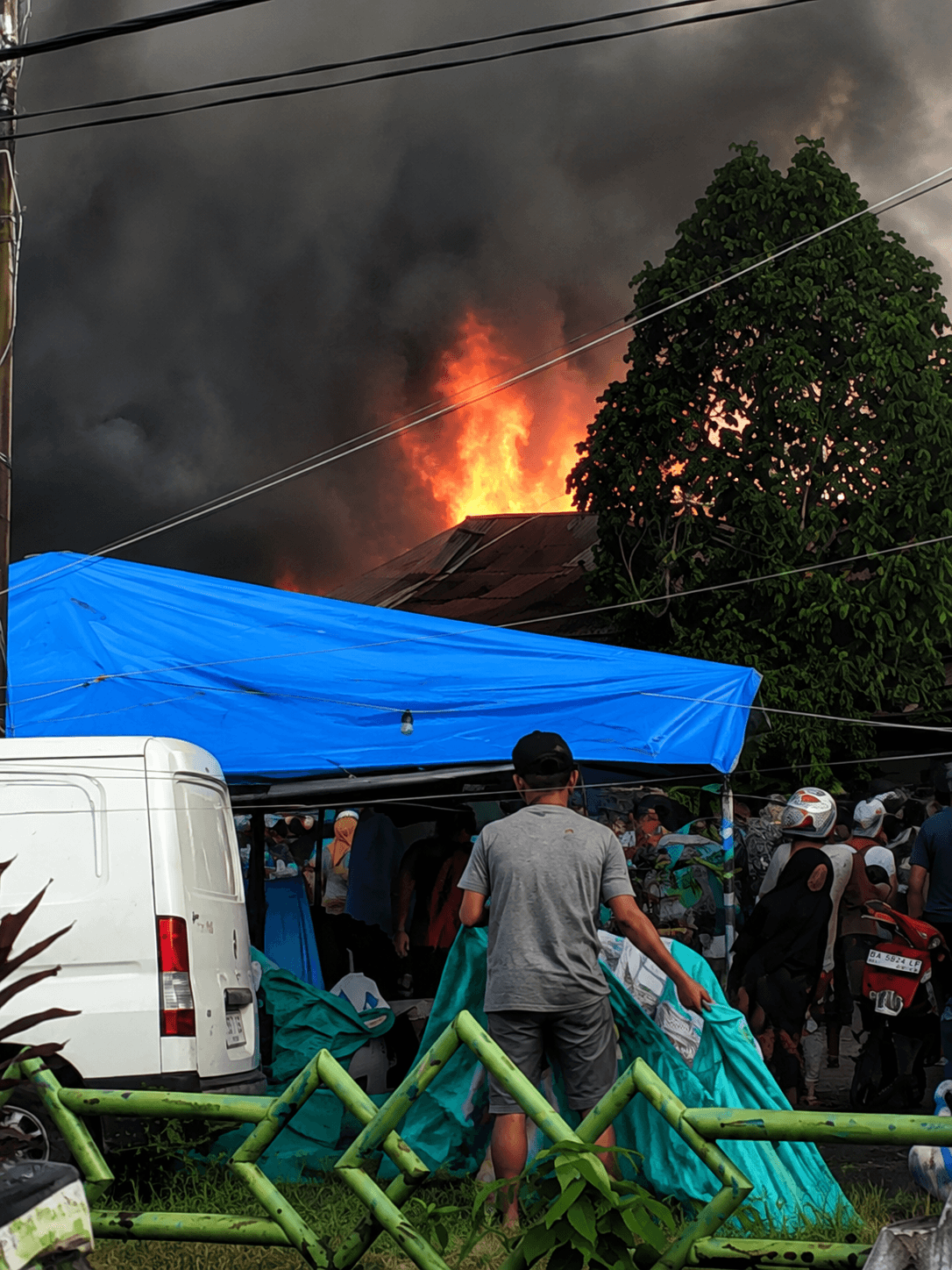 Kebakaran Hebat Melanda Pasar Kayu Tanam, Asap Hitam Membubung Tinggi
