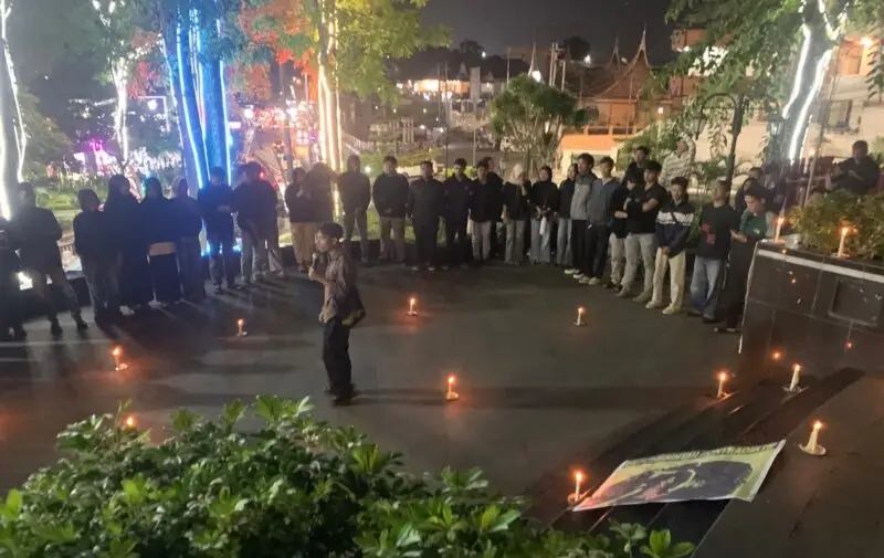 Nyalakan Lilin di Monumen Bung Hatta, Mahasiswa Lintas Kampus Bukittinggi Kutuk Kekerasan Satpol PP